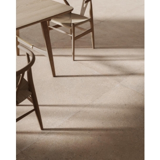 Fliese Sant Agostino Duo in der Farbe Back Sand verlegt unter einem Holztisch