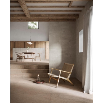 Fliese Sant Agostino Duo in der Farbe Back Sand verlegt in einem Wohnzimmer