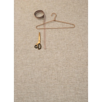 Fliese Sant Agostino Fineart in der Farbe Ecru verlegt unter einem Kleiderbügel