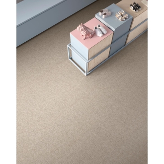 Fliese Sant Agostino Fineart in der Farbe Ecru verlegt unter ausgestellten Schuhen