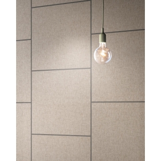 Fliese Sant Agostino Fineart in der Farbe Ecru verlegt hinter einer Glühlampe