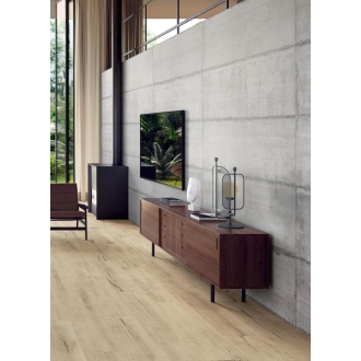 Fliese Sant Agostino Form in der Farbe Cement verlegt hinter einem Fernseher und Ofen