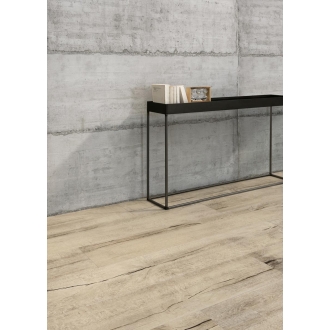 Fliese Sant Agostino Form in der Farbe Cement verlegt hinter einer Kommode mit Büchern