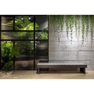 Fliese Sant Agostino Form in der Farbe Cement verlegt hinter einer Bank