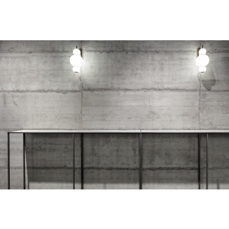 Fliese Sant Agostino Form in der Farbe Cement verlegt hinter Tischen und Lampen