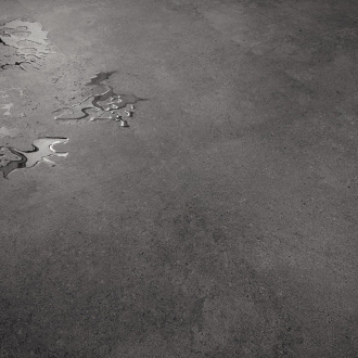 Fliese Sant Agostino Highstone in der Farbe Dark verlegt unter Wasserflecken