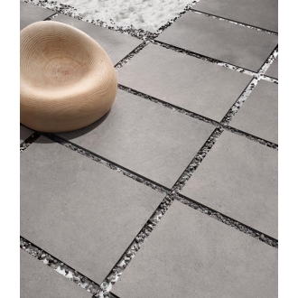 Fliese Sant Agostino Highstone in der Farbe Grey verlegt auf einer Terrasse