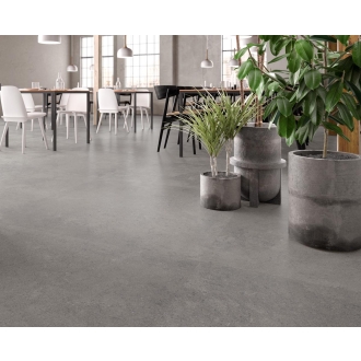 Fliese Sant Agostino Highstone in der Farbe Grey verlegt unter Pflanzen und Restauranttischen