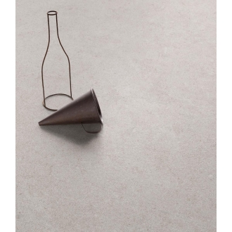 Fliese Sant Agostino Highstone in der Farbe Pearl verlegt unter einem Sprachrohr