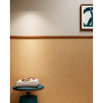 Fliese Sant Agostino Insideart Color in der Farbe Light verlegt hinter einem Bild