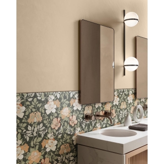 Fliese Sant Agostino Insideart Color in der Farbe Sand verlegt hinter einem Waschbecken und Spiegel