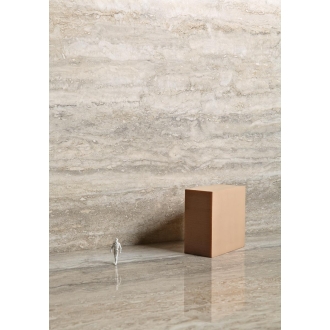 Fliese Sant Agostino Invictus in der Farbe Beige verlegt hinter einem Kasten und unter einer Miniatur Person