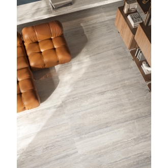 Fliese Sant Agostino Invictus in der Farbe Pearl verlegt unter einem Sofa und einem Holzregal