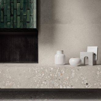 Fliese Sant Agostino Logico in der Farbe Cosmo Cement verlegt an einer Feuerstelle