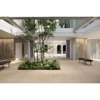 Fliese Sant Agostino Logico in der Farbe Cosmo Sand verlegt auf einer Terrasse