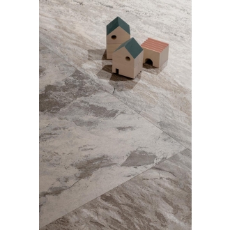 Fliese Sant Agostino Metastone in der Farbe Fog verlegt unter einem Holzbauklötzen