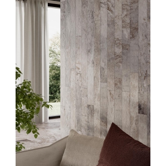 Fliese Sant Agostino Metastone in der Farbe Mud verlegt hinter einem Sofa