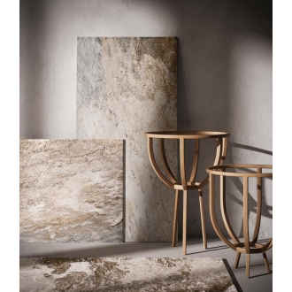 Fliesen Sant Agostino Metastone in der Farbe Mud liegen auf dem Boden und sind an einer Wand angelehnt