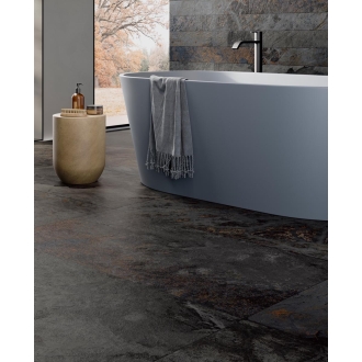 Fliese Sant Agostino Metastone in der Farbe Night verlegt unter einer Badewanne