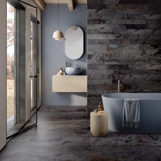 Fliese Sant Agostino Metastone in der Farbe Night verlegt in einem Badezimmer