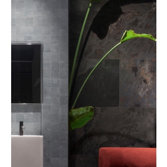 Fliese Sant Agostino Metastone in der Farbe Night verlegt hinter einer Pflanze
