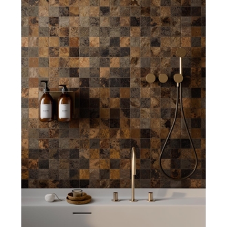 Mosaik Sant Agostino Metastone in der Farbe Sunset verlegt in einem Badezimmer