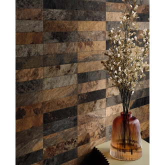 Fliese Sant Agostino Metastone in der Farbe Sunset verlegt hinter einer Blumenvase