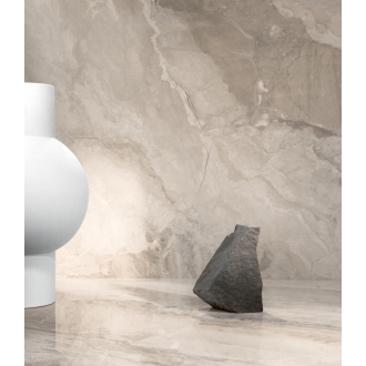 Fliese Sant Agostino Mystic in der Farbe Beige verlegt unter einem Stein