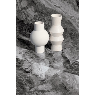 Fliese Sant Agostino Mystic in der Farbe Dark verlegt hinter zwei Vasen