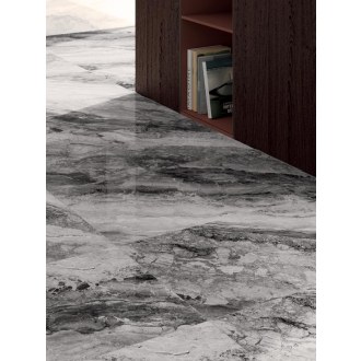 Fliese Sant Agostino Mystic in der Farbe Dark verlegt unter einem Holzregal