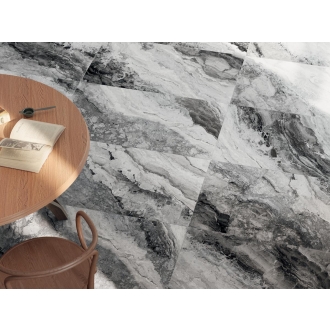 Fliese Sant Agostino Mystic in der Farbe Dark verlegt unter einem Holztisch