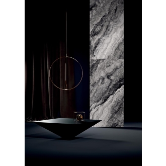 Fliese Sant Agostino Mystic in der Farbe Dark verlegt neben einem Vorhang