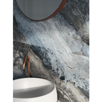 Fliese Sant Agostino Mystic in der Farbe Ocean verlegt hinter einem Waschbecken