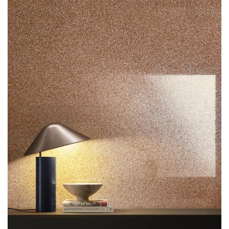 Fliese Sant Agostino Newdeco in der Farbe Fire verlegt hinter einer Kommode mit Lampe