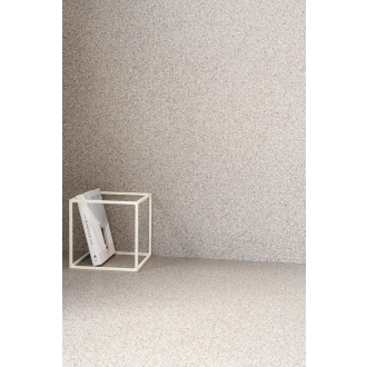 Fliese Sant Agostino Newdeco in der Farbe Pearl verlegt hinter einem Würfel mit einem Buch drin