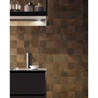 Fliese Sant Agostino Oxidart in der Farbe Copper verlegt hinter einer Küchenzeile