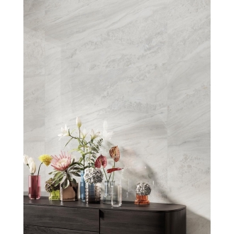 Fliese Sant Agostino Paradiso in der Farbe Ice verlegt hinter einer Kommode mit Blumen