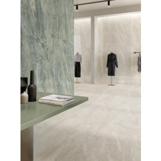 Fliese Sant Agostino Paradiso in der Farbe Ivory verlegt hinter Schaufensterpuppen