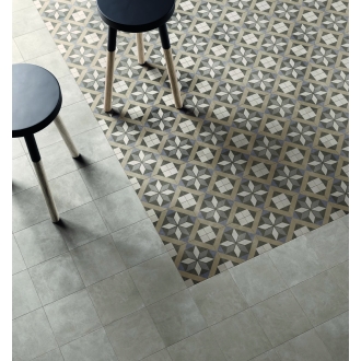 Fliese Sant Agostino Patchwork in der Farbe Classic Pearl verlegt unter zwei Hockern