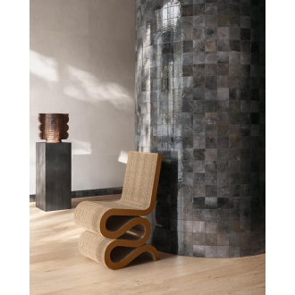 Fliese Sant Agostino Pixel in der Farbe Black verlegt in einer Kunstaustellung