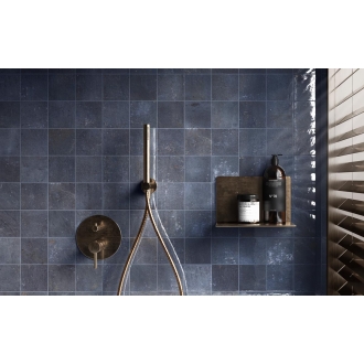 Fliese Sant Agostino Pixel in der Farbe Blue verlegt in einem Badezimmer