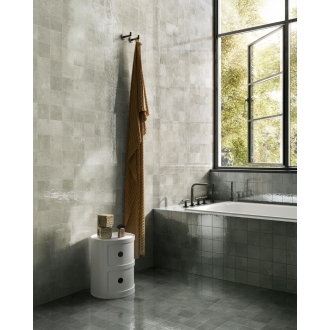 Fliese Sant Agostino Pixel in der Farbe Breeze verlegt in einem Badezimmer