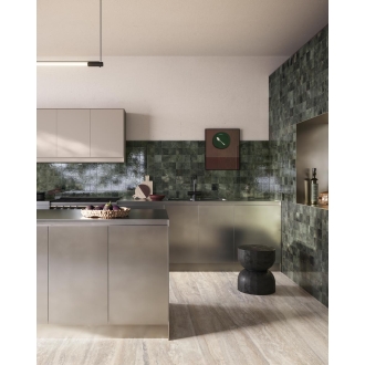 Fliese Sant Agostino Pixel in der Farbe Forest verlegt in einer Küche