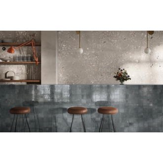 Fliese Sant Agostino Pixel in der Farbe Ocean verlegt an einer Theke