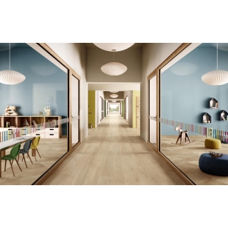 Fliese Sant Agostino Primewood in der Farbe Honey verlegt in einer Schule