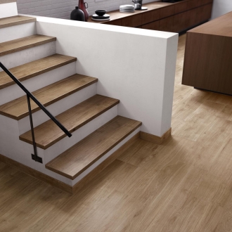 Fliese Sant Agostino Primewood in der Farbe Nut verlegt auf einer Treppe