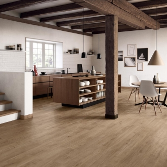 Fliese Sant Agostino Primewood in der Farbe Nut verlegt in einer Küche