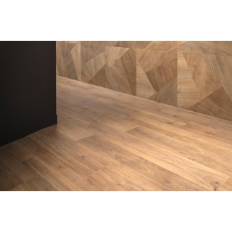 Fliese Sant Agostino Primewood in der Farbe Nut verlegt unter einem Schrank