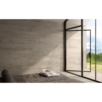 Bodenfliese Sant Agostino Primewood in der Farbe Taupe verlegt in einem Spa und einem Balkon