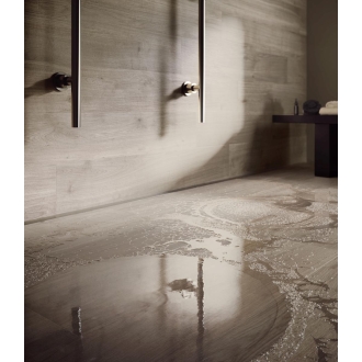 Bodenfliese Sant Agostino Primewood in der Farbe Taupe verlegt in einer Dusche